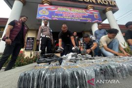 Polisi Sita 53 Ribu Obat Terlarang dari seorang Ibu Rumah Tangga di Cirebon