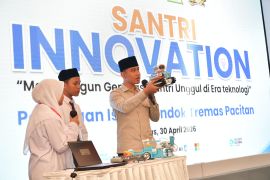 VP Gibran reviews AI training for Islamic boarding school students