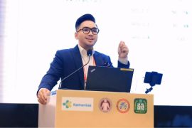 Dosen FKUI Eric Daniel Tenda raih gelar master trainer bronkoskopi pertama di Indonesia