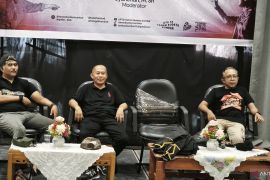 Instruktur apresiasi semangat peserta lokakarya teater Taman Budaya Sumbar