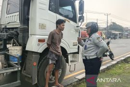 Dishub Bekasi halau truk bertonase besar parkir di badan jalan