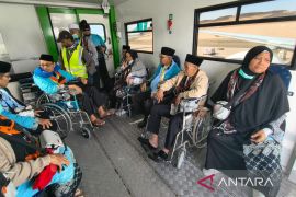 439 calon haji asal Kabupaten Bekasi menunggu keberangkatan menuju Makkah