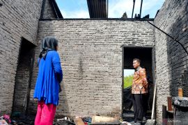 Wabup Sergai kunjungi dan bantu korban kebakaran di Bagan Kuala
