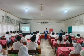 Astra Motor Kalbar edukasi safety riding di SMA Negeri 1 Sungai Raya