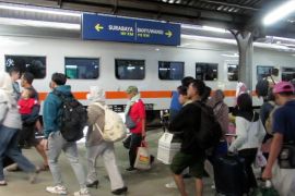 Libur panjang akhir pekan, penumpang Kereta Api di Daop 9 melonjak
