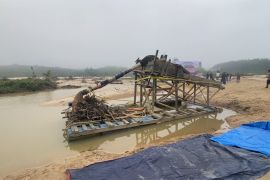 Polisi tindak pertambangan emas ilegal di Riau