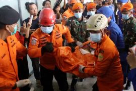 Helikopter PK-CFK ditemukan, 2 awak dan 6 penumpang tewas