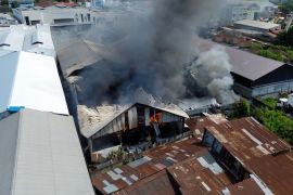 Kebakaran besar landa gudang ekspedisi di Medan