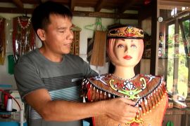 Perajin lokal lestarikan aksesori khas Dayak Kalteng