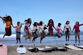 Peselancar berkebaya ikuti Kartini Go Surf di Bali sambut hari Kartini