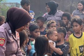 Pulihkan korban gempa, polisi bangun tenda dan beri trauma healing