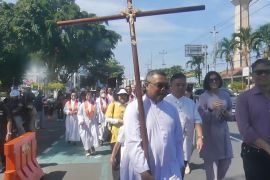 Umat Katolik di Kota Magelang lakukan "Jalan Salib" saat Jumat Agung