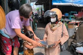 Susuri gang sempit, kader TPK antar paket MBG 3B dari rumah ke rumah