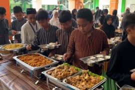 Menko Pangan: Pemerintah siapkan 3 aturan baru perkuat program MBG&lrm;