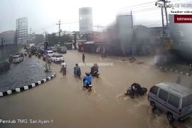 Terobos banjir di Temanggung, sejumlah pengendara motor terjatuh