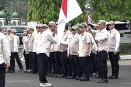 Wamen Dahnil lepas petugas haji tahap I daker Bandara dan Madinah