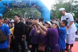 Paling beda, Hari Buruh di Bali dengan jalan santai hingga pasar murah