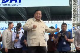 Prabowo melempar topi hingga joget di panggung pada puncak Hari Buruh di Monas