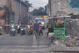 Perlintasan kereta di Stasiun Bekasi Timur dipasangi palang pintu sementara