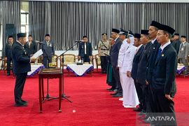 Bupati HST lantik Kadishub hingga lurah tingkatkan kinerja pemerintah daerah