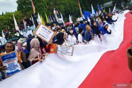 Buruh sampaikan aspirasi saat May Day di Surabaya