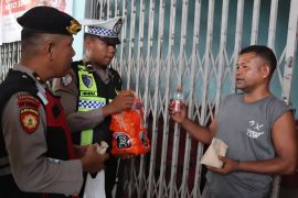 Polres Gumas bagikan nasi bungkus saat Hari Buruh