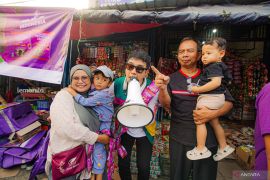 Aldi Taher "grebek pasar" perkenalkan produk camilan