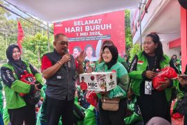 Hari Buruh, PDIP Surabaya bagikan sembako ke pengemudi ojol