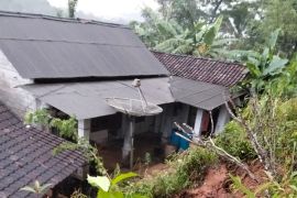 Longsor rusak empat rumah di Pacitan