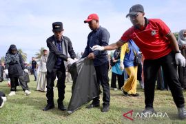 Pemkab Aceh Barat rayakan Hari Buruh dengan gotong-royong, janji beri aneka pelatihan