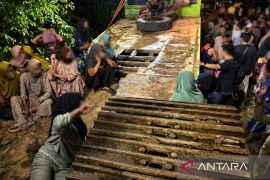 Polisi Jambi dihadang warga saat sita alat berat di lokasi tambang ilegal