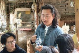 Dua artisan muda lestarikan patung kucing ikonis dari Yunnan, China