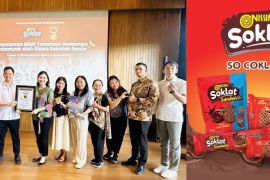 Ribuan siswa SD tanam bunga, Nissin Soklat & PT Monde Mahkota Biskuit raih rekor MURI