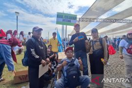 Cerita buruh naik bus 9 jam demi ikut acara May Day di Monas