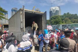 Massa buruh May Day di Monas dapat sembako dari Presiden
