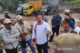 Tanggapi keluhan warga, anggota DPRD DKI Kevin Wu sidak pabrik di Kebon Jeruk
