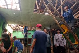 Hujan Badai Terjang Garut: Rumah 90 Meter Ambruk, Pemilik Selamat!