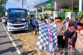 Wabup Debby lepas keberangkatan jamaah calon haji kloter 8
