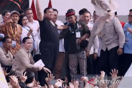 Presiden Prabowo lempar baju ke buruh saat May Day di Monas