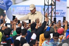 Hari Buruh, Prabowo dekati dan bercengkerama dengan pekerja
