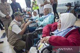 Wamenhaj Dahnil Anzar turun langsung ke Kertajati, pastikan jamaah calon haji lansia dan disabilitas jadi prioritas utama