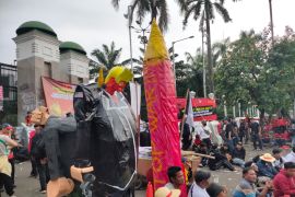 Massa aksi May Day hadirkan simbol anti perang di gedung DPR