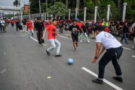Massa aksi "sulap" jalan di depan DPR menjadi lapangan bola dadakan