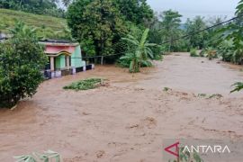 Hampir seratus warga Mande Cianjur mengungsi akibat rumahnya dilanda banjir