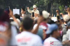 Pada Puncak Hari Buruh Presiden Prabowo lempar topi hingga joget di panggung