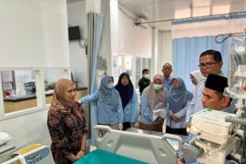 Wabup Solok Jenguk Bocah Korban Penganiayaan, Tegaskan Perlindungan Anak Jadi Prioritas