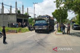 Warga dan mahasiswa Aceh Barat blokir jalan, tolak pengangkutan limbah pembakaran batu bara dari PLTU