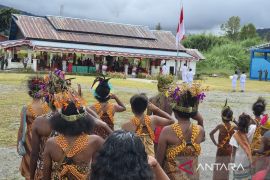 Pegunungan Arfak peringati Hardiknas 2026 dengan busana adat