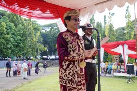 Universitas Hasanuddin serahkan 100 Beasiswa Dana Abadi pada momentum Hardiknas