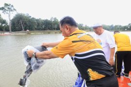 Kapolda dan Gubernur Babel lepas 2.000 bibit ikan nila di Bhaypark